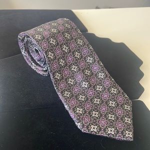 Oscar De La Renta Men’s Formal 100% Silk Tie with Black and Purple Design
